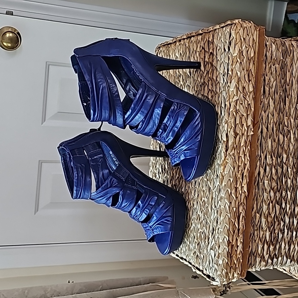 BCBGENERATION high heel platform sandals 6 1/2, 1 1/2 " platform, 4" heels